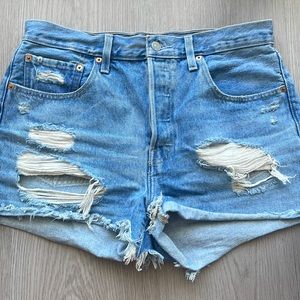 LEVI DISTRESSED SHORTS